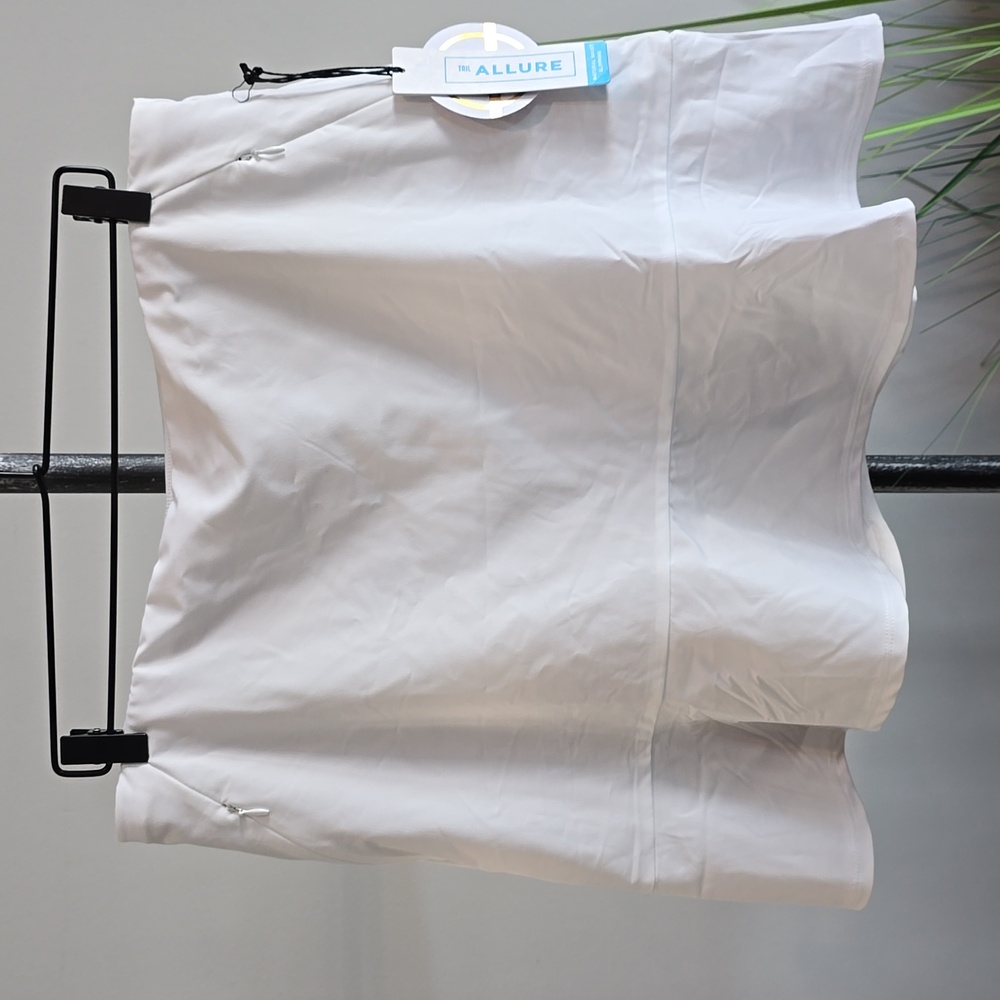 NWT Tail Allure 17" Skirt in Chalk